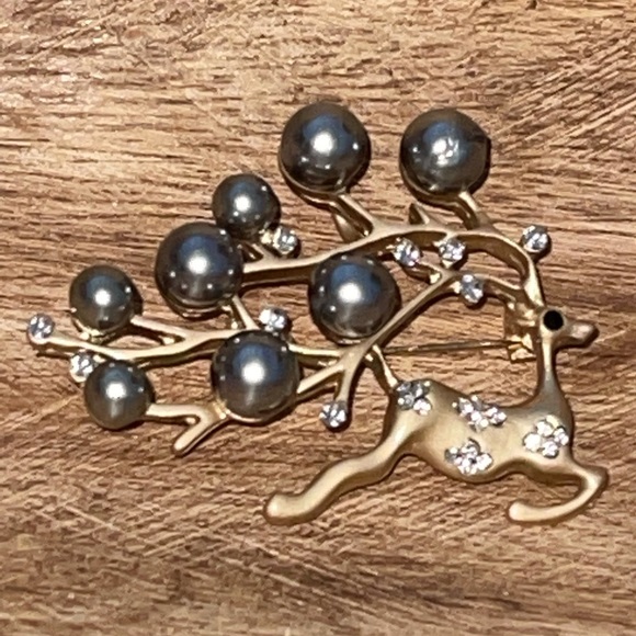 NEW Reindeer Brooch Rhinestones Faux Pearls Deer Holiday Pin Pretty Matte Gold - Picture 5 of 11
